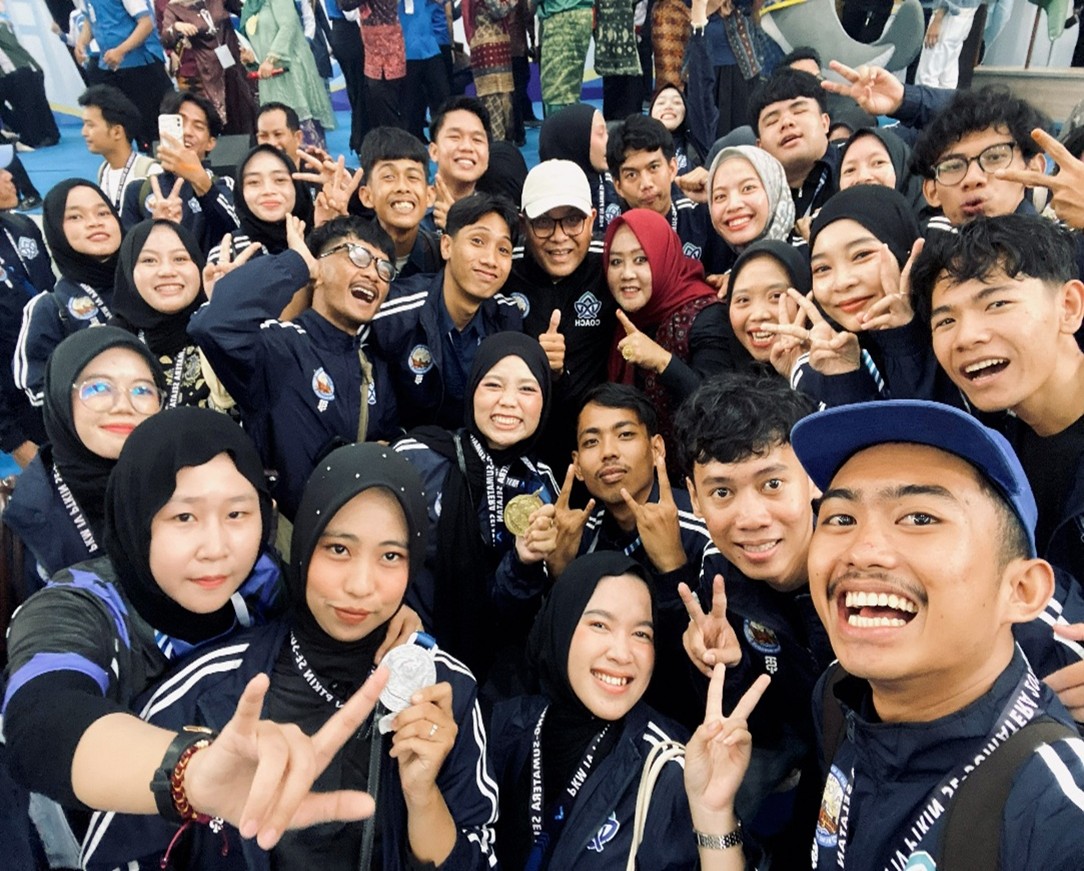 Rio Andri Pratama bersama rekan-rekan tin Cinema Sutha setelah meraih Juara 1 Lomba FIlm Pendek dalam ajan Pekan Kreativitas Mahasiswa (PKM) IV Se-Sumatra 2026