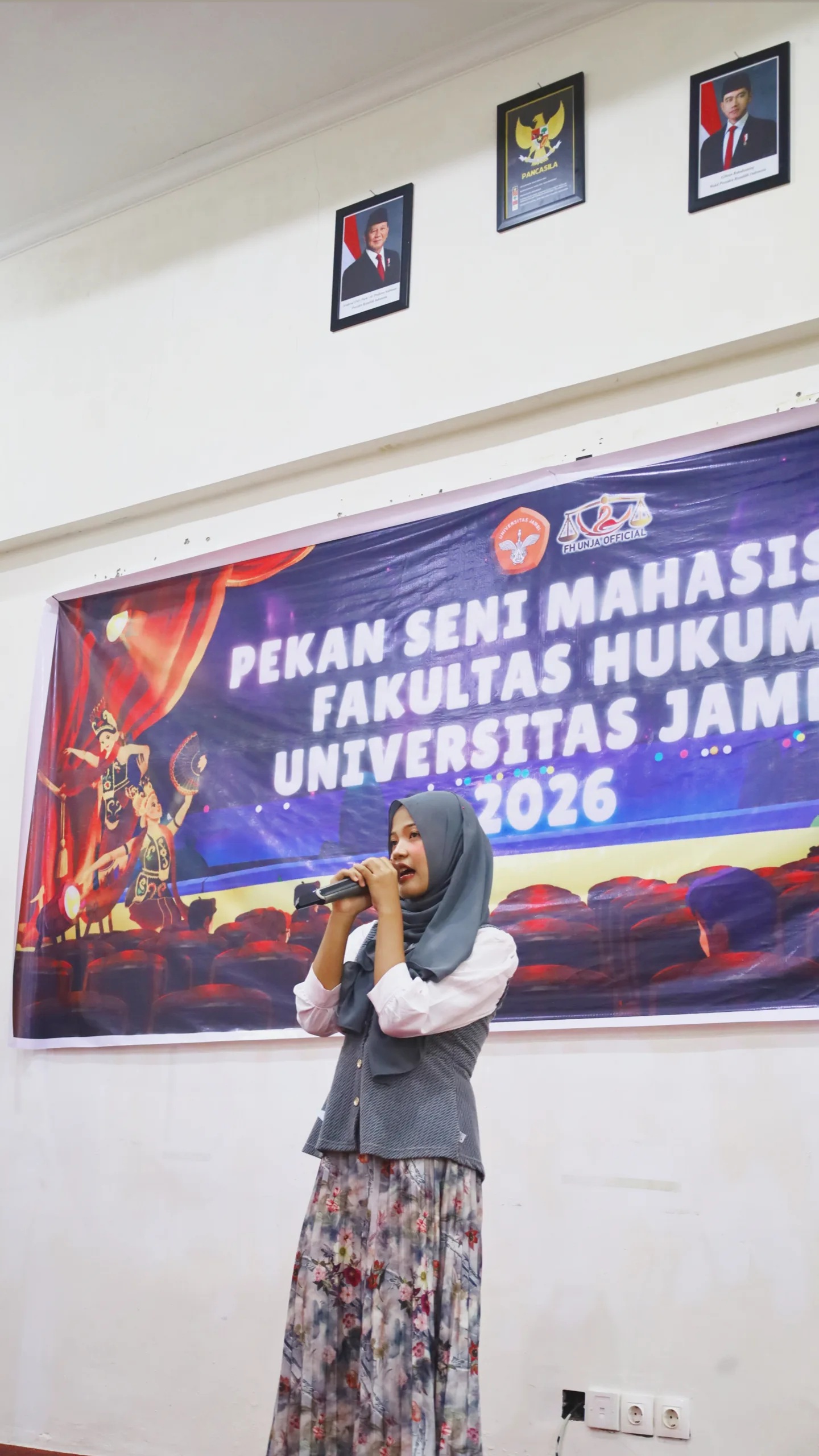 Dwinda MIfta Hurrahmi,anggota GenBI Jambi, saat tampil dalam LOmba Menyanyi dangdut Putri pada ajang pekan seni Mahasiswa Universitas Jambi