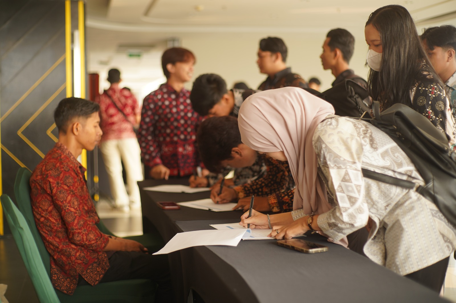 Peserta mengikuti proses registrasi kegiatan LIKE IT 2026