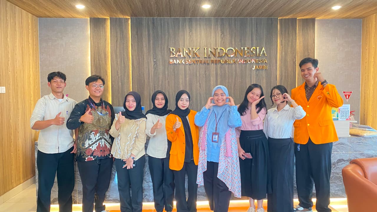 Dokumentasi Bersama Pembina GenBI (Mba Hemelia) dan Tim Top 10 Jambi SPARK 2026.