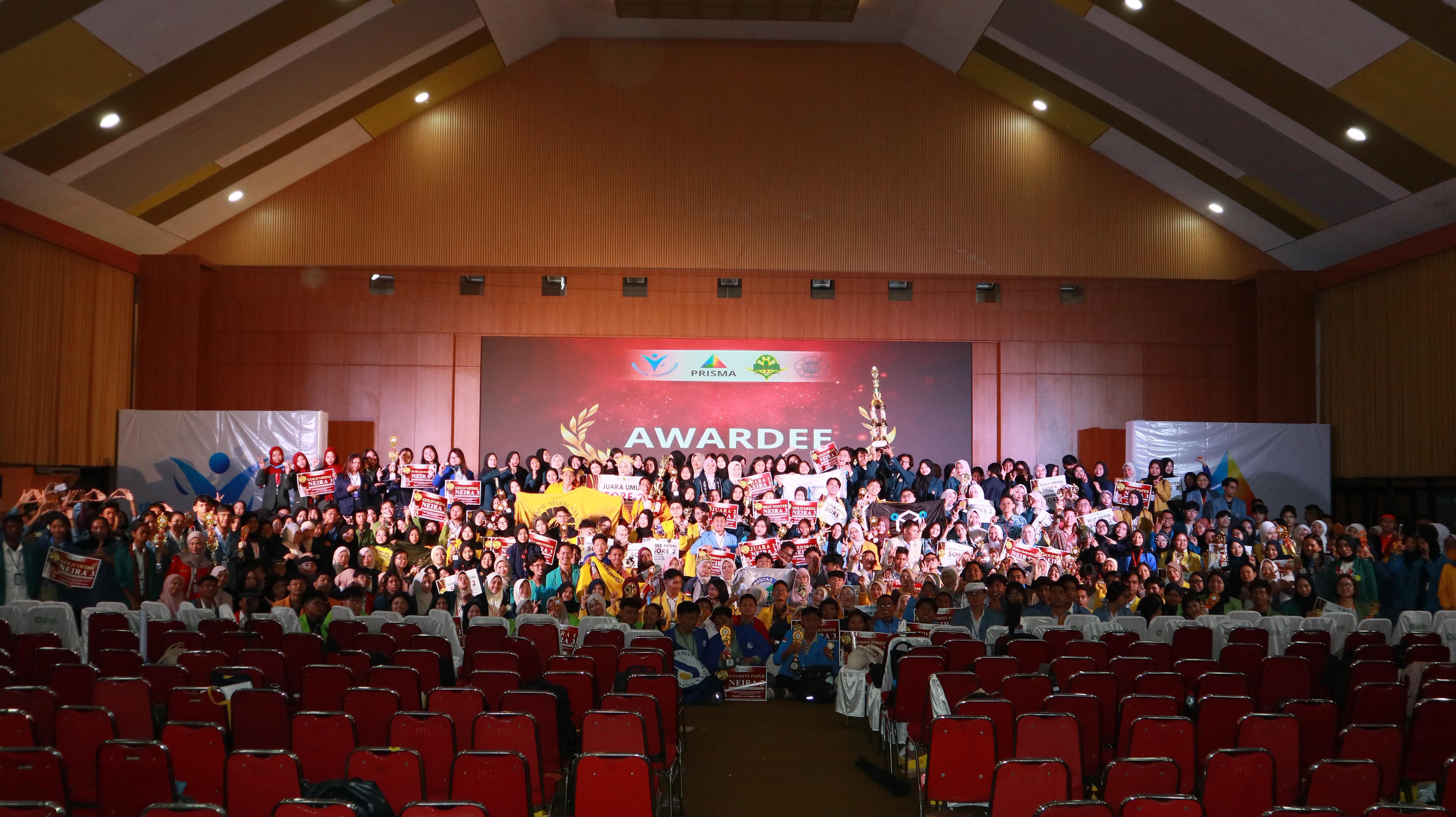 Gambar Para peserta dan penerima penghargaan pada ajang SORE Competition 2 (Scientific, Olympiad, Research and Essay) di Yogyakarta, 29–30 Agustus 2026.