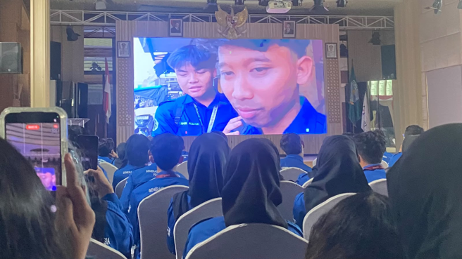 Peserta menyaksikan tayangan video BTS dan company profile GenBI Jambi.