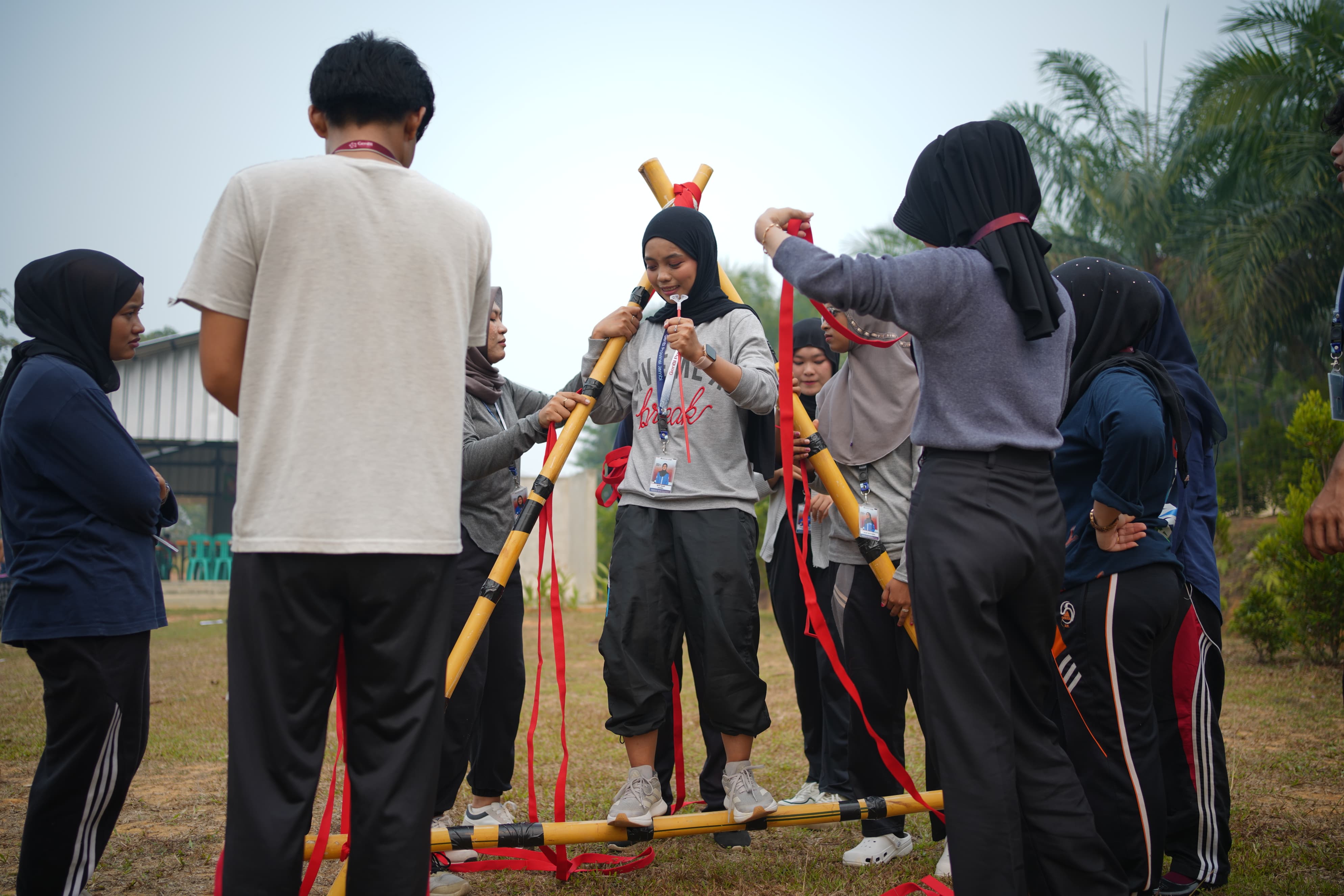 Peserta bekerja sama menyelesaikan tantangan outbound