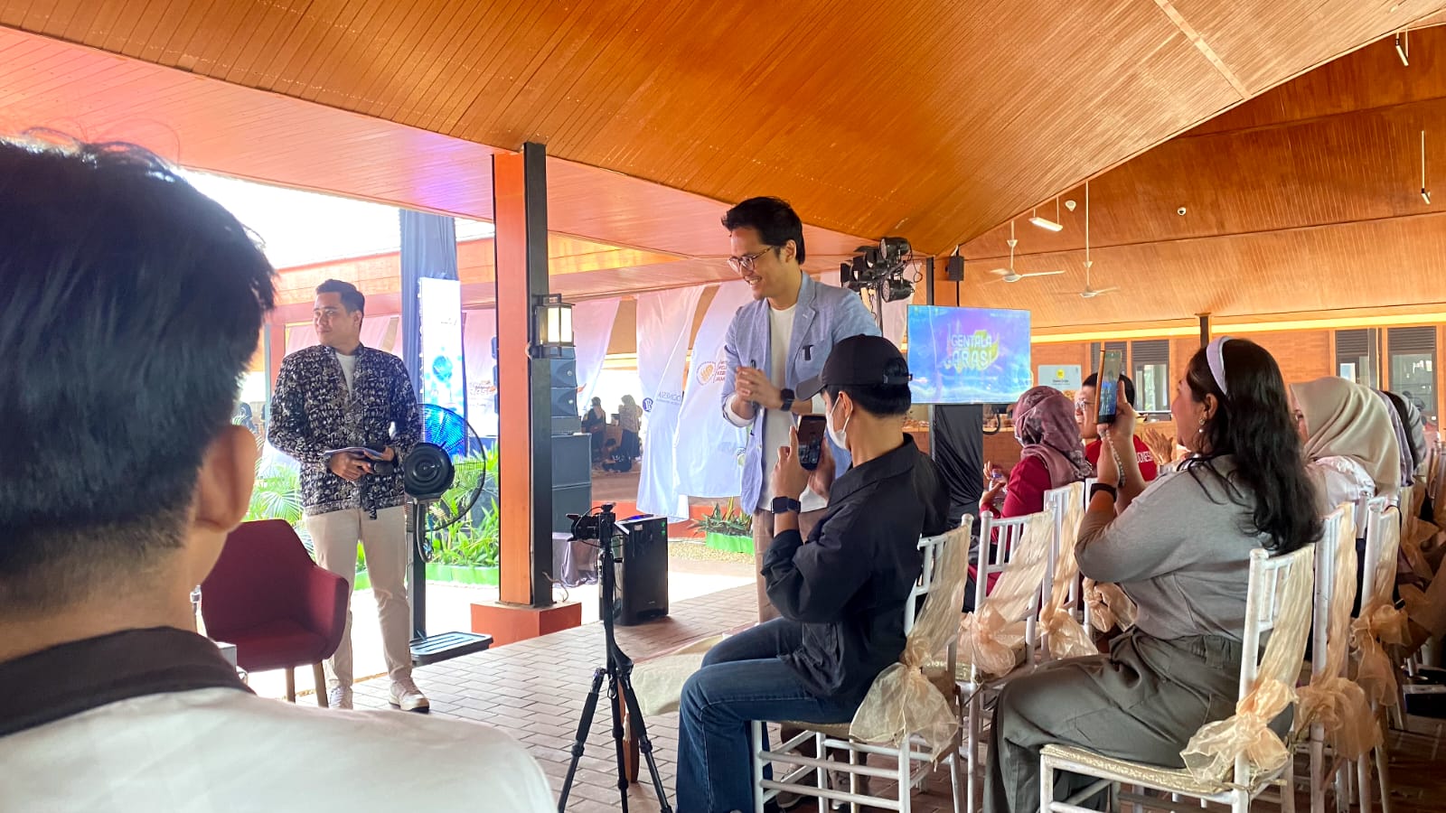 Adjie Santosoputro (kanan), Praktisi Mindfulness dan Kesehatan Mental, berbincang santai dengan MC sesaat setelah tiba di lokasi acara.